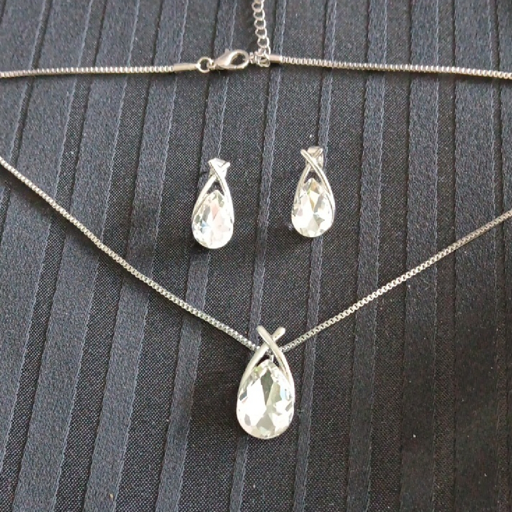 Elegant Silver Jewelry Set with Crystal Accents